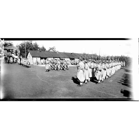 Sillé-le-Guillaume (Sarthe), camp du 1er bataillon polonais, le 1er bataillon sous les armes. [légende d'origine]