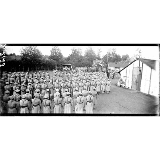 Sillé-le-Guillaume (Sarthe), camp du 1er bataillon polonais, le 1er bataillon sous les armes. [légende d'origine]