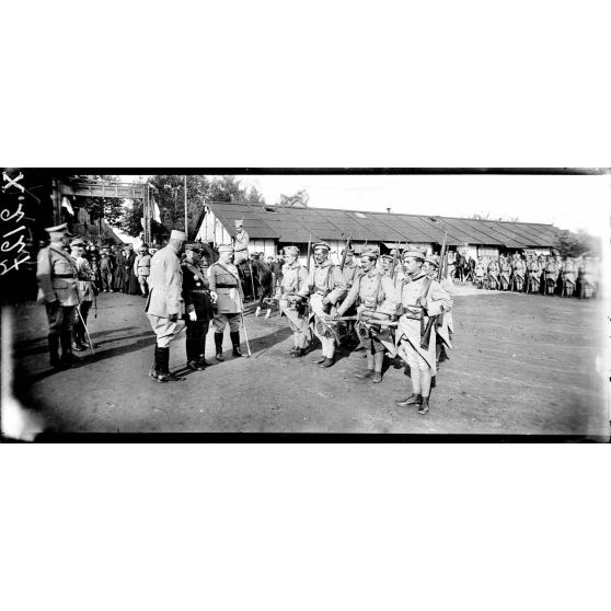 Sillé-le-Guillaume (Sarthe), camp du 1er bataillon polonais, revue du 1er bataillon polonais par le général Archinard. [légende d'origine]