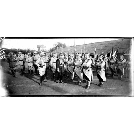 Sillé-le-Guillaume (Sarthe), camp du 1er bataillon polonais, revue du 1er bataillon polonais par le général Archinard. [légende d'origine]