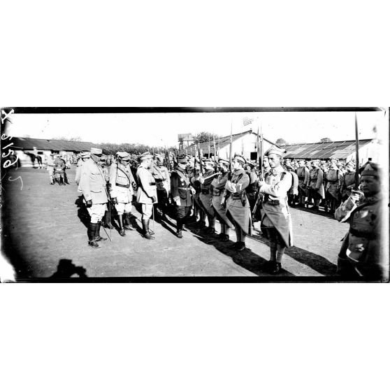 Sillé-le-Guillaume (Sarthe), camp du 1er bataillon polonais, revue du 1er bataillon polonais par le général Archinard. [légende d'origine]