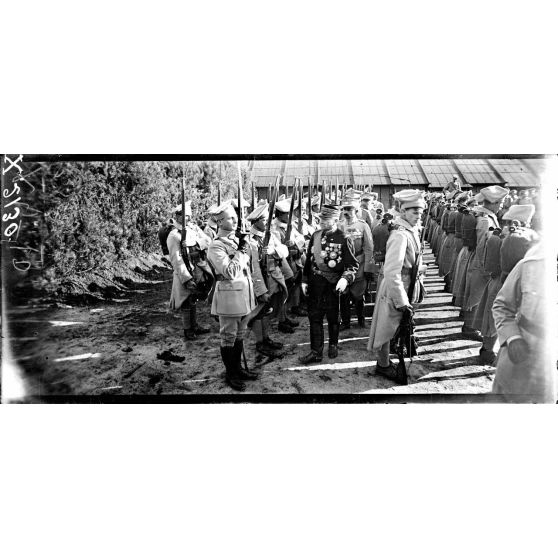 Sillé-le-Guillaume (Sarthe), camp du 1er bataillon polonais, revue du 1er bataillon polonais par le général Archinard. [légende d'origine]