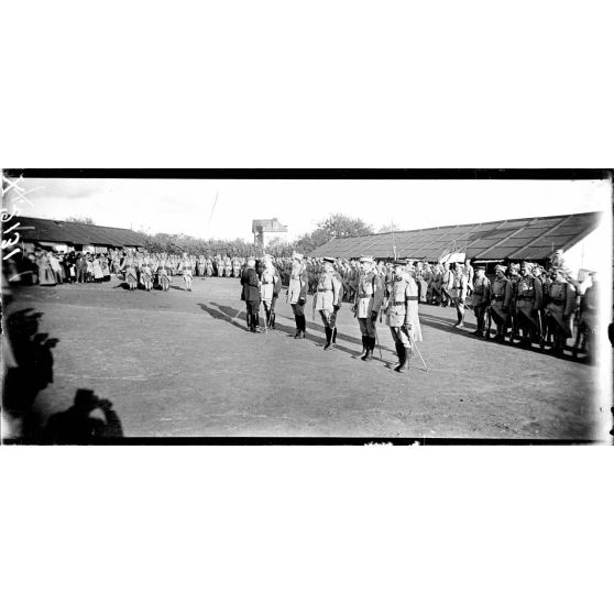 Sillé-le-Guillaume (Sarthe), camp du 1er bataillon polonais, le général Archinard décore le lieutenant-colonel qui commande le 1er bataillon polonais. [légende d'origine]