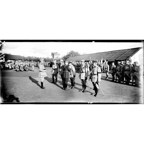 Sillé-le-Guillaume (Sarthe), camp du 1er bataillon polonais, le général Archinard décore un capitaine du 1er bataillon polonais. [légende d'origine]