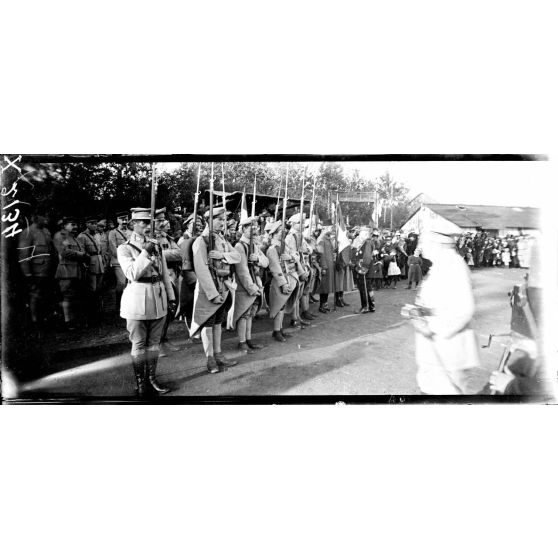 Sillé-le-Guillaume (Sarthe), camp du 1er bataillon polonais, remise du drapeau au 1er bataillon polonais. [légende d'origine]