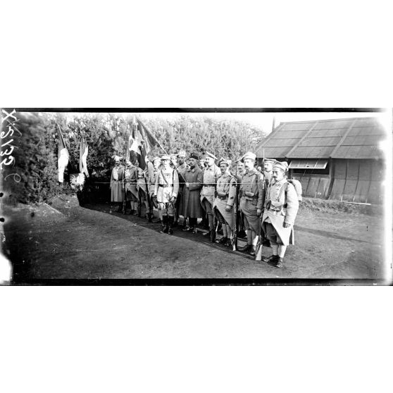 Sillé-le-Guillaume (Sarthe), revue du du 1er bataillon polonais passé par le général Archinard. Le drapeau polonais et sa garde. [légende d'origine]