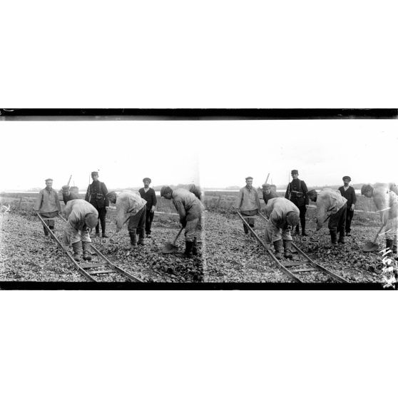 Orléans. Prisonniers travaillant au canal. [légende d'origine]