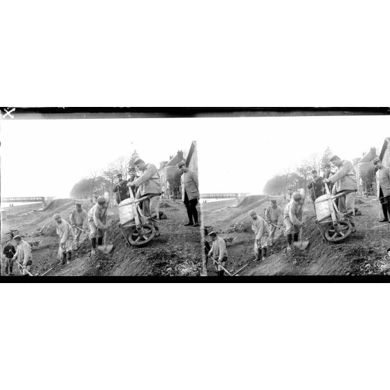 Orléans. Prisonniers travaillant au canal. [légende d'origine]