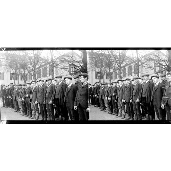 Orléans. La classe 1917. 131e régiment d'infanterie. Avant la visite. [légende d'origine]