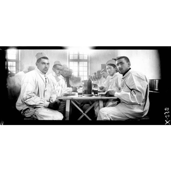 Orléans. La classe 1917. 131e régiment d'infanterie. A table. [légende d'origine]
