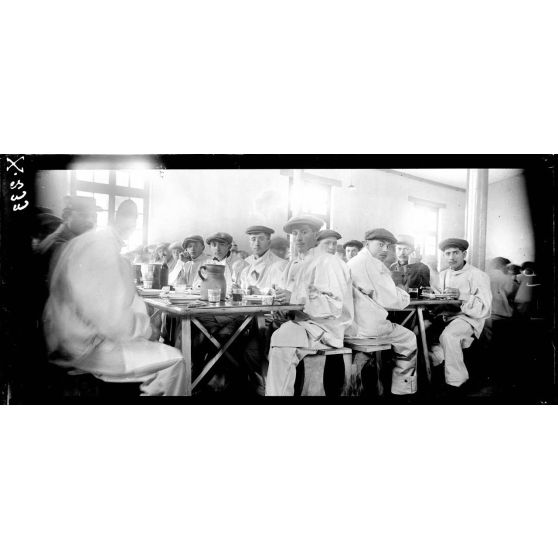 Orléans. La classe 1917. 131e régiment d'infanterie. A table. [légende d'origine]