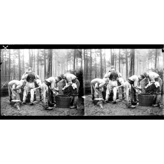 Forêt d'Orléans. Les Bordes. Campement de prisonniers. La toilette. [légende d'origine]