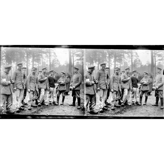 Forêt d'Orléans. Les Bordes. Camp de prisonniers. Repos. [légende d'origine]