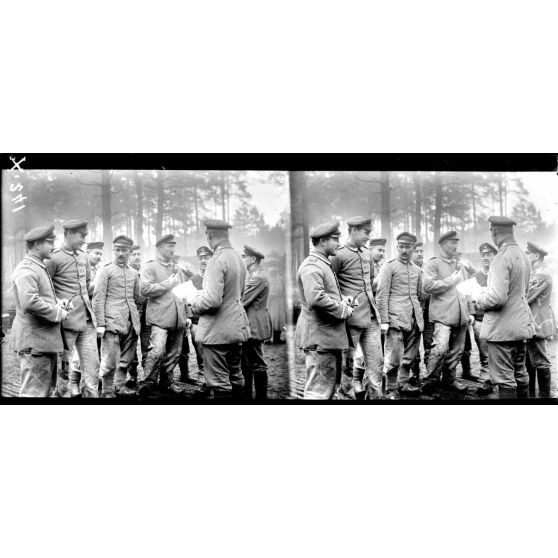 Forêt d'Orléans. Les Bordes. Camp de prisonniers. Lecture d'un journal allemand. [légende d'origine]