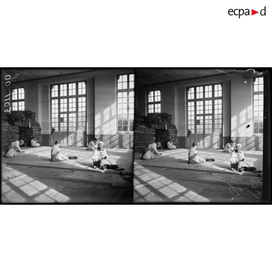 Nancy, ouvrière montant un filet. [légende d'origine]