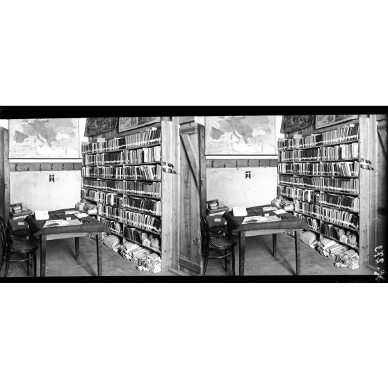 Aurillac. Ecole Albert. La bibliothèque. [légende d'origine]