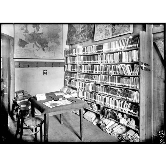 Aurillac. Ecole Albert. Dépôt de prisonniers. [légende d'origine]