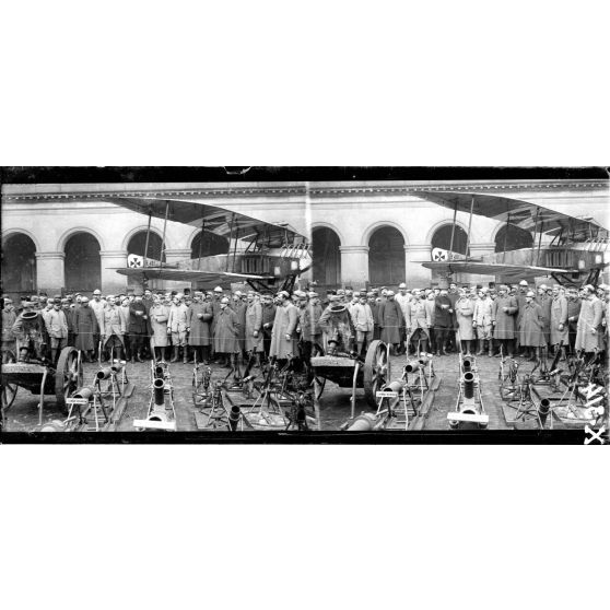 Invalides. Les poilus de Reuilly visitant les trophées. [légende d'origine]