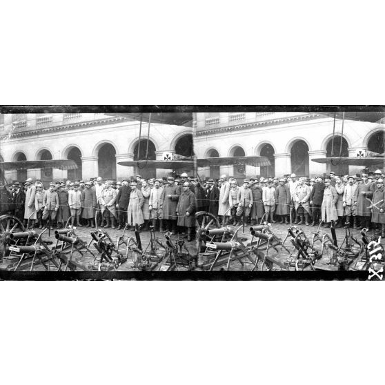 Invalides. Les poilus de Reuilly visitant les trophées. [légende d'origine]