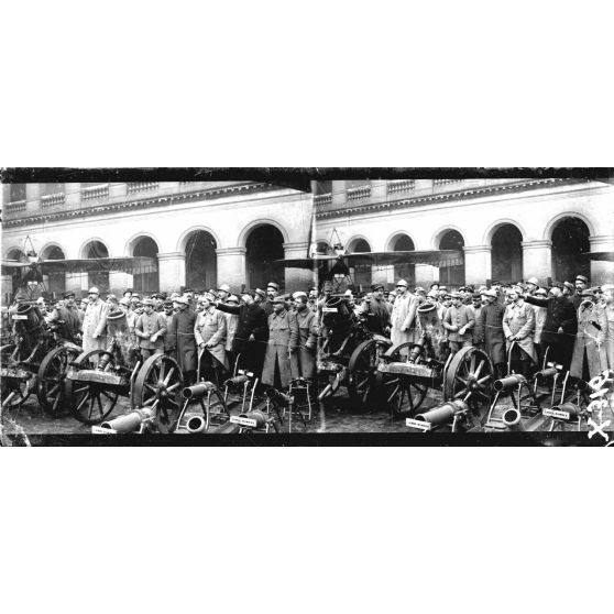 Invalides. Les poilus de Reuilly visitant les trophées. [légende d'origine]