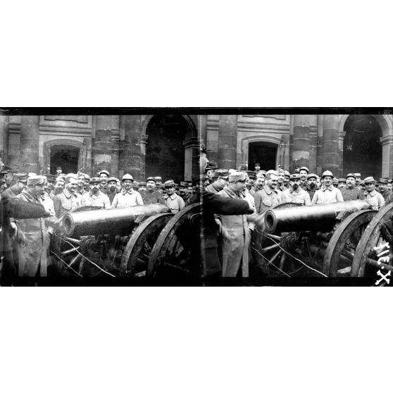 Invalides. Les poilus de Reuilly visitant les trophées. [légende d'origine]