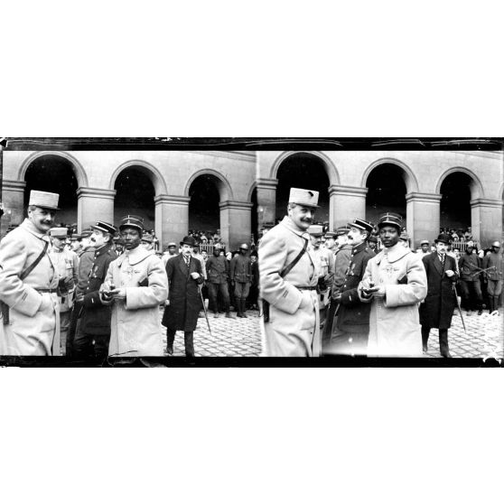 Invalides. Remise de décorations par le général Perraud. Sous-lieutenant Ibrahim Dinah Salifou. [légende d'origine]