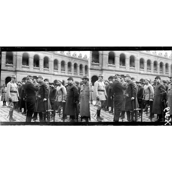Invalides. Remise de Croix de Guerre à des mutilés. [légende d'origine]