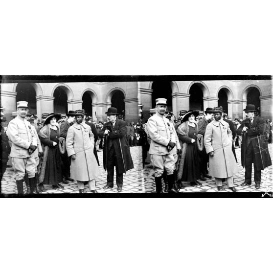 Invalides. Paris. Journalistes interviewant le sous-lieutenant Dinah Salifou. [légende d'origine]
