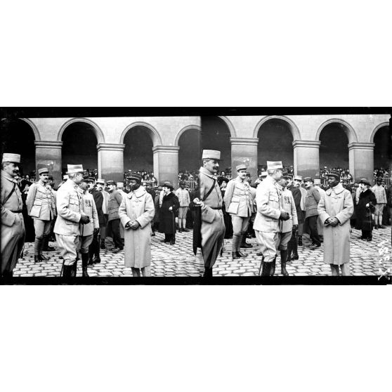 Invalides. Après la cérémonie. Le sous-lieutenant Dinah Salifou décoré de la Légion d'Honneur. [légende d'origine]