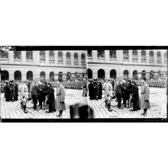 Invalides. Le général Perraud remet des décorations aux familles des soldats morts pour la Patrie. [légende d'origine]