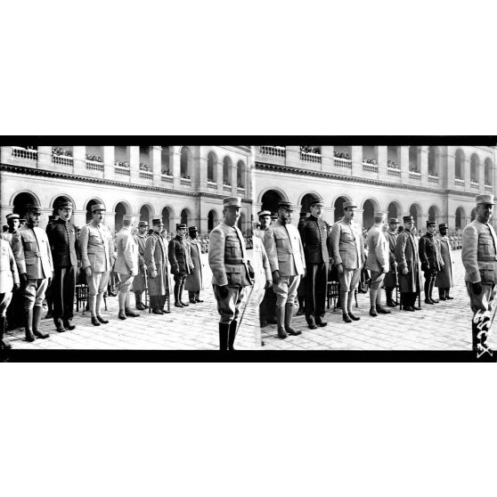 Invalides. Officiers rassemblés pour la remise de décorations. [légende d'origine]