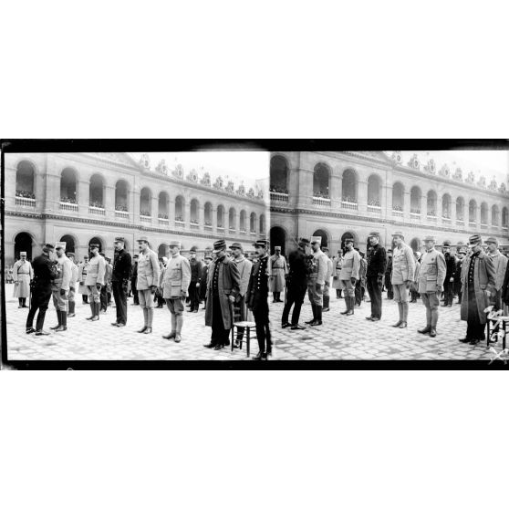 Invalides. Remise de décorations par le général Perraud. [légende d'origine]