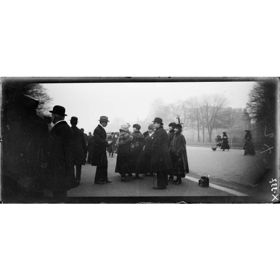 Paris. Avenue du bois de Boulogne le dimanche 30 janvier 1916. [légende d'origine]