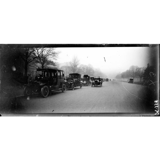Paris. Avenue du bois de Boulogne le dimanche 30 janvier 1916. [légende d'origine]