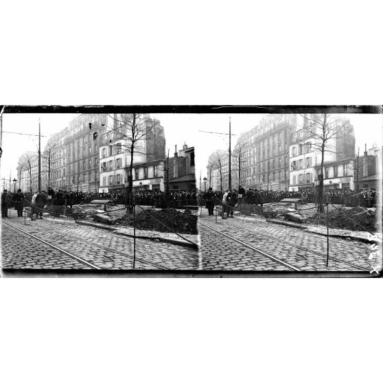 Raid de Zeppelin sur Paris la nuit du 29 au 30 janvier. (Trou produit par une bombe sur le métro boulevard de Belleville). [légende d'origine]
