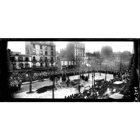 Raid de Zeppelin sur Paris. La foule devant le trou creusé par une bombe de Zeppelin sur le boulevard de Belleville. [légende d'origine]