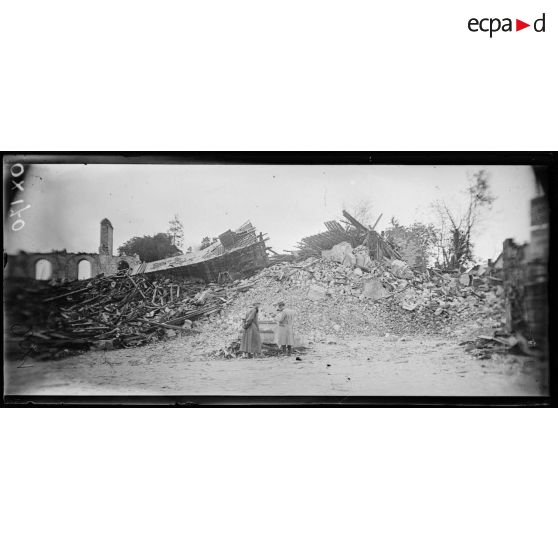 Nesle (Somme). Les ruines de l'église. L'explosion à eu lieu trois jours après le départ des allemands. [légende d'origine]