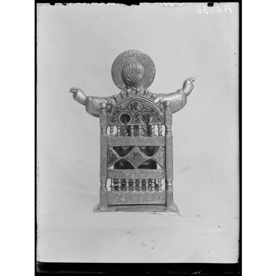 Mont Athos, monastère de Vatopedi. Ciboire A 4224, détail, personnage sur le couvercle, [illisible] ornée d'émaux. [légende d'origine]