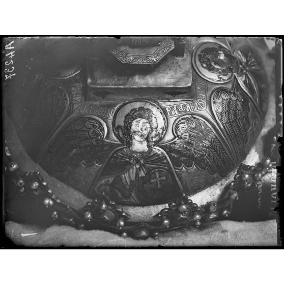 Mont Athos, monastère de Vatopedi. Ciboire A 4224, détail extérieur du couvercle, l'archange Raphaël (émaux translucides). [légende d'origine]