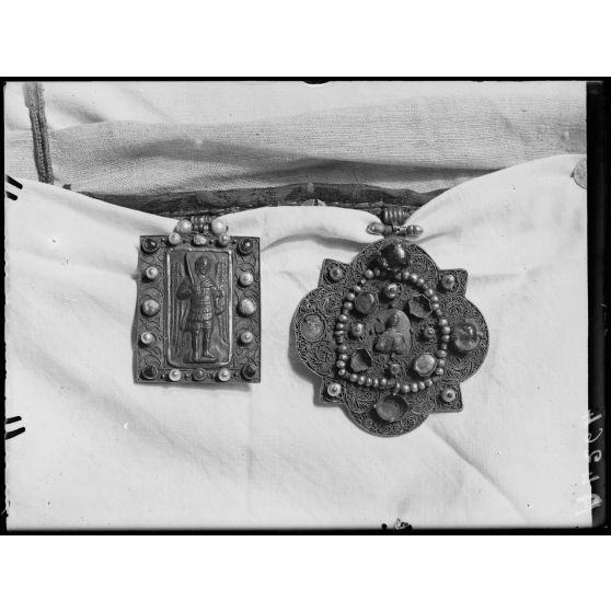 Mont Athos, monastère de Vatopedi. [Podia] I, 1er rang, objet numéro 7 et 8 face. [légende d'origine]