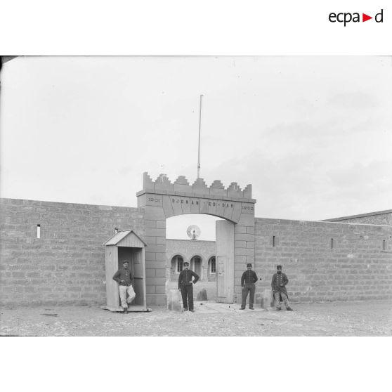 20. Vue de la porte de Djenan (artilleur). [légende d'origine]