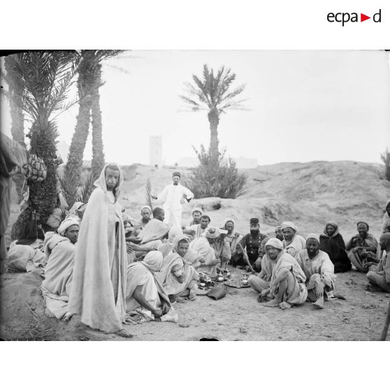 37. Groupe d'arabes travaillant et moi. [légende d'origine]