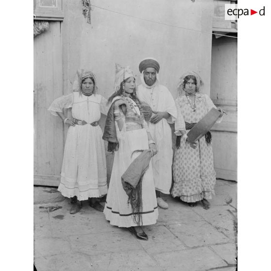 52. Groupe d'arabes [illisible]. [légende d'origine]