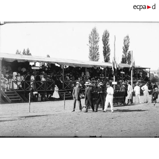 532. Panorama des tribunes. Vue droite. [légende d'origine]