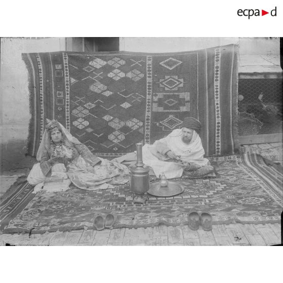 550. Capitaine Deleau et sa femme en arabes. [légende d'origine]