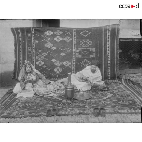 551. Capitaine Deleau et sa femme en arabes. [légende d'origine]