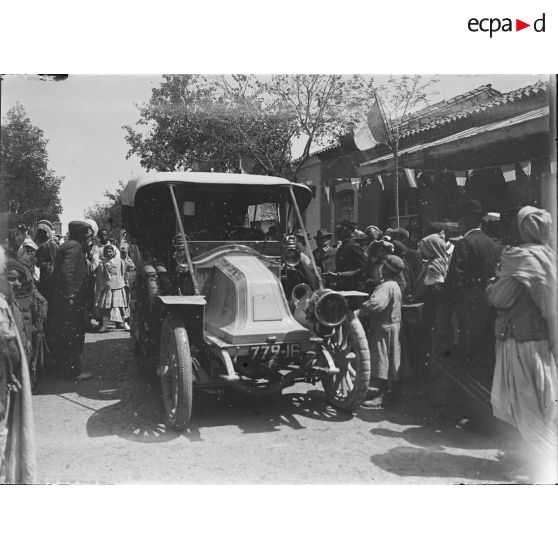 553. L'automobile [Carafang ?] emmenant Etienne. [légende d'origine]