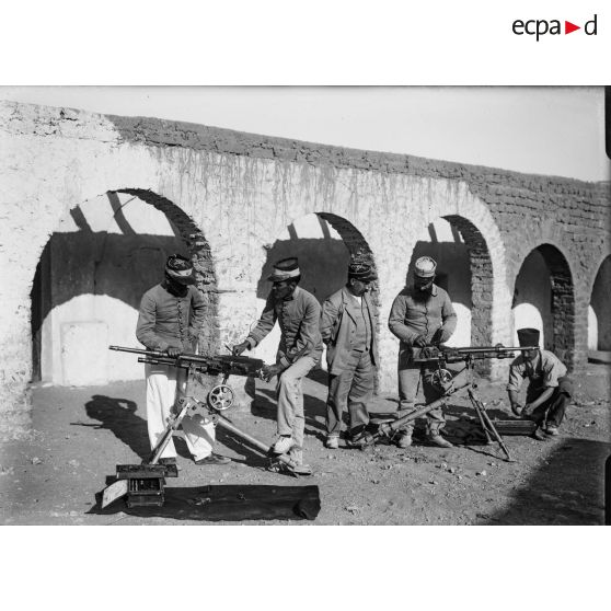 970. Démontage des mitrailleuses. [légende d'origine]