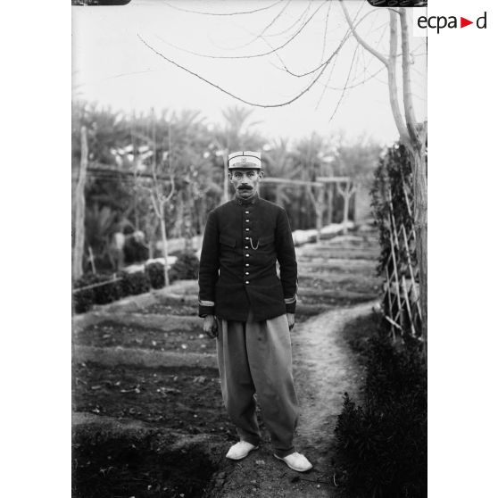 1004. Seherren en tenue. [légende d'origine]