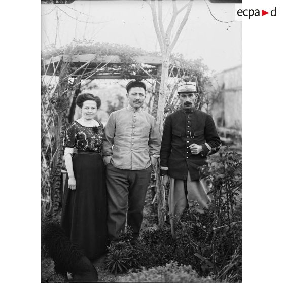 1005. Seherren. Un sergent de la coloniale et sa femme. [légende d'origine]